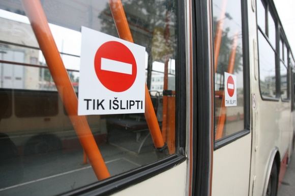 Prie naujosios tvarkos, kai į troleibusus ar autobusus lipama tik pro priekines duris, teks įprasti ir keleiviams, ir vairuotojams.