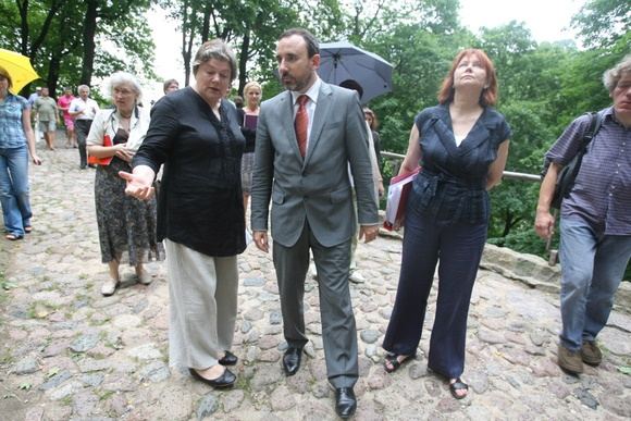 Kultūros ministras A.Gelūnas, apžiūrėjęs Gedimino kalnas, pažadėjo spręsti problemą.