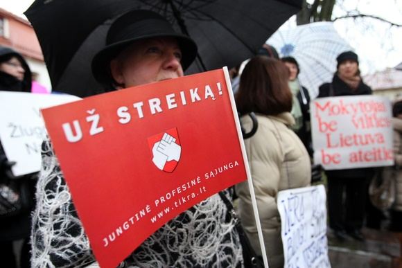 Pedagogai mitingą surengė piktindamiesi mažėjančiu finansavimu