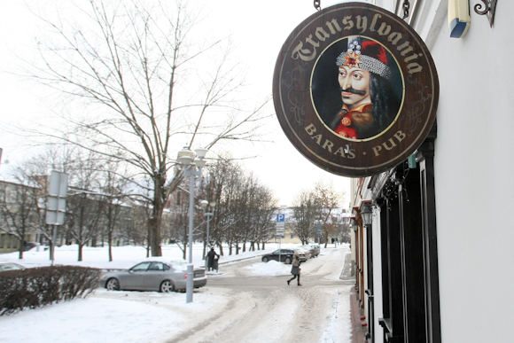 Baro „Transilvanija“ lauko kavinė šiuo metu neveikia, bet kaimynai jai vis tiek turi priekaištų.