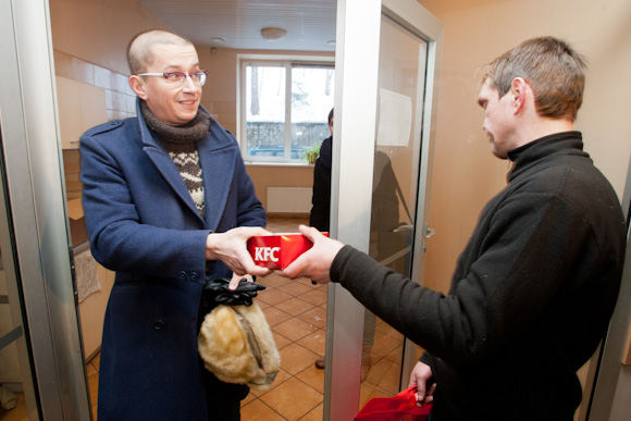 Juliaus Kalinsko/„15 minučių“ nuotr./Aleksandras Pogrebnojus su bičiuliais aplankė Vilniaus nakvynės namus