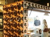 Juliaus Kalinsko/„15 minučių“ nuotr./Dizaino galerijoje ir parduotuvėje „Daiktų viešbutis“ ketvirtadienį buvo pristatyti prancūziško dizaino kūriniai ir buvo siūloma paragauti tradicinio prancūzų maisto.