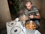 Juliaus Kalinsko/„15 minučių“ nuotr./Garsūs Lietuvos žmonės dalijosi patirtimi, kaip taupyti buityje, o „auksinis šefas“ Linas Samėnas virė sriubą naudodamas mažiau elektros energijos.