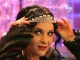 Juliaus Kalinsko/„15 minučių“ nuotr./Livija Gradauskienė matuojasi karūną