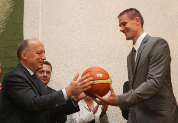 Rinktinės kapitonas R.Javtokas (dešinėje) premjerui A.Kubiliui įteikė kamuolį su visų rinktinės krepšininkų parašais.