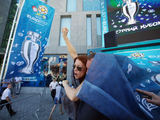 Pusnuogės „Femen“ aktyvistės užpuolė „Euro 2012“ taurę