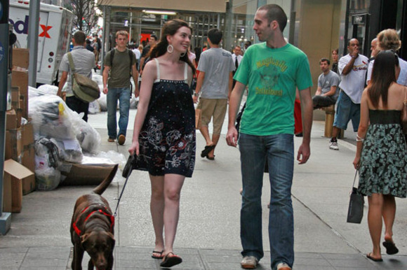 Anne Hathaway su broliu