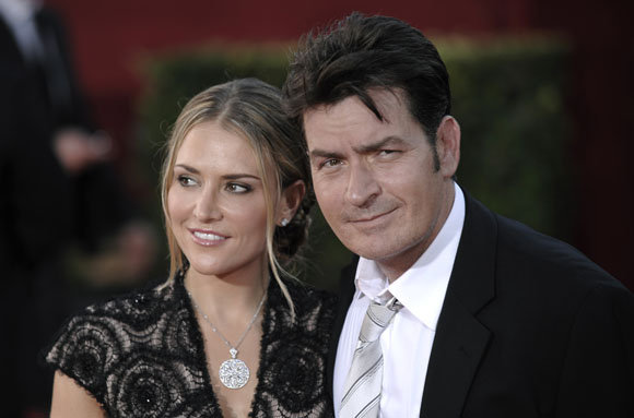 Brooke Mueller ir Charlie Sheenas