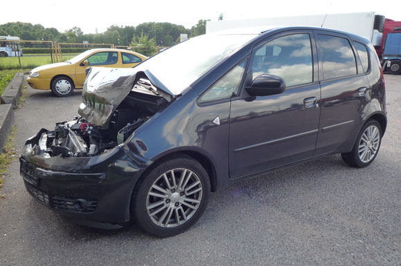 Asm. albumo nuotr./Gintarės Valaitytės automobilis po avarijos