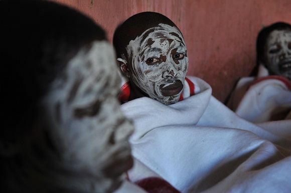 Apipjaustymas kai kuriose Pietų Afrikos bendruomenėse suvokiamas kaip perėjimo į vyriškumą ritualas. Ši praktika vis populiarėja tikint, kad apipjaustymas sumažina galimybę užsikrėsti ŽIV.