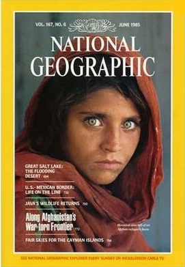 Žurnalo &bdquo;National Geographic&ldquo; vir&scaron;elis/Afganistanietės Sharbat Gula nuotrauka, 1985 m. papuo&scaron;usi žurnalo &bdquo;National Geographic&ldquo; veidu
