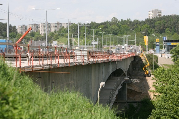 Lazdynų tilto remontas turėtų būti baigtas vasaros pabaigoje ir kainuos, Vilniaus vicemero R.Adomavičiaus teigimu, ne beveik 130 mln., o 12 mln. Lt mažiau.