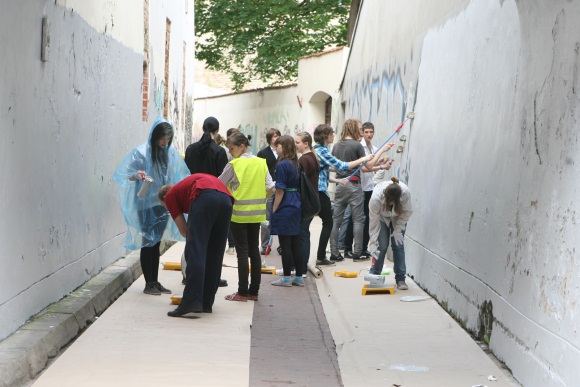 Vilniaus moksleiviai uždažė grafiti išmargintas sienas.