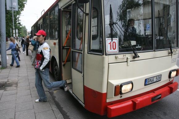 Prie naujosios tvarkos, kai į troleibusus ar autobusus lipama tik per priekines duris, teks įprasti ir keleiviams, ir vairuotojams.