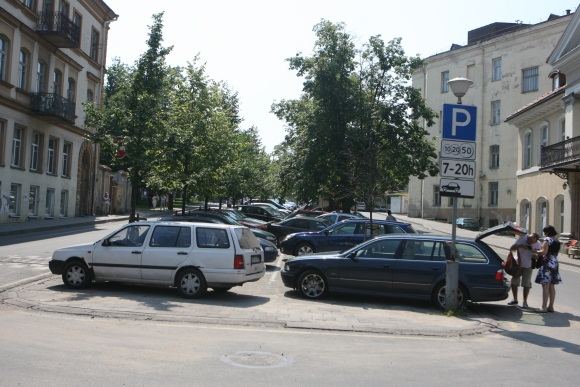 Rekonstruojant skverą tarp Arklių ir Visų Šventųjų gatvių ketinama iškelti automobilių stovėjimo aikštelę ir įrengti pėsčiųjų zoną.
