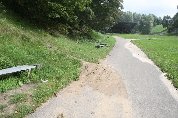 Trijų kryžių kalnas kenčia ir nuo liūčių, ir nuo laipiojančių žmonių.