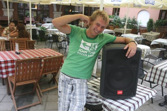 Muzikos klubo „Artistai“ renginių organizatorius M.Stumbrys teigė sugyvenantis su aplinkinių namų gyventojais – pagal susitarimą jie koncertus klubo kieme „kenčia“ iki 22 val.