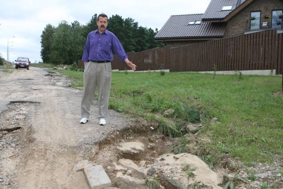 Pilaitės seniūnas A.Šniras neslepia bejėgiškumo ir sako, kad jeigu turėtų traktorių, pats tą kelią sutvarkytų.