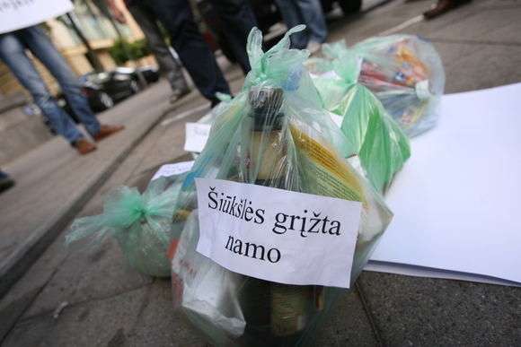 Kazokiškių sąvartyno kaimynai grąžino šiukšles Vilniui.