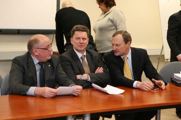 K.Nėnius (centre) pasitraukimo priežasčių nedetalizuoja, teigia tiesiog galvojantis apie savo frakcijos kūrimą. G.Kėvišas (dešinėje) teigia kol kas jokių sprendimų nepriėmęs.