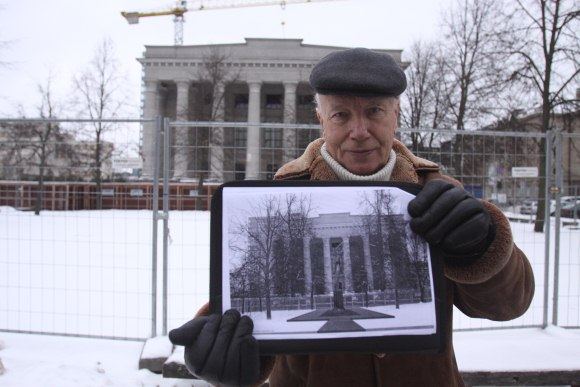 J.Burokas (nuotr.) įsitikinęs, kad skulptūrą „Žinia“ K.Patamsis sukūrė kaip paminklą Lietuvos nepriklausomybei, todėl skverelis Nepriklausomybės aikštėje jai puikiai tiks.