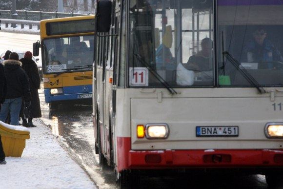 Autobusai ir troleibusai kol kas nestoja, tačiau šaltojo savaitgalio laukiama su baime.