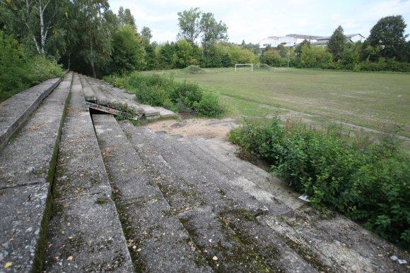 Naujosios Vilnios stadionas, kur galima spardyti ne kamuolį, bet šiukšles, o iš tribūnų belikę griuvėsiai.