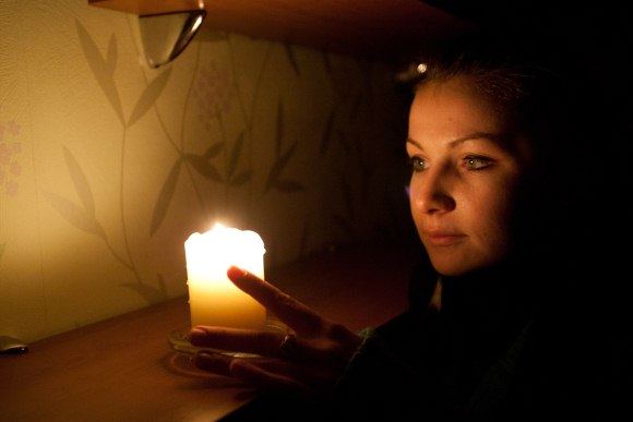Jurgita atrado būdą šildytis prie žvakės.