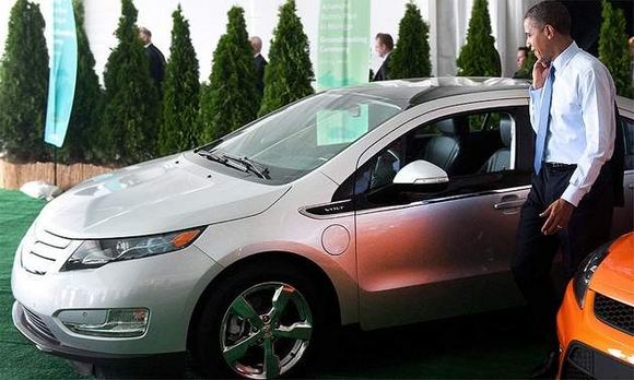 Prezidentas B.Obama apžiūri „Chevrolet Volt“.