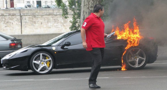 Kodėl liepsnoja „Ferrari 458 Italia“?