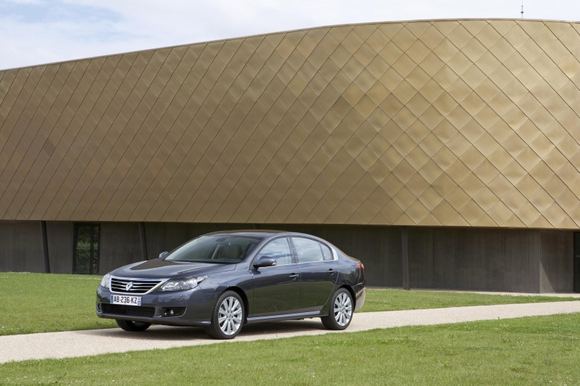 „Renault“ Maskvoje pristatė sedaną „Latitude“