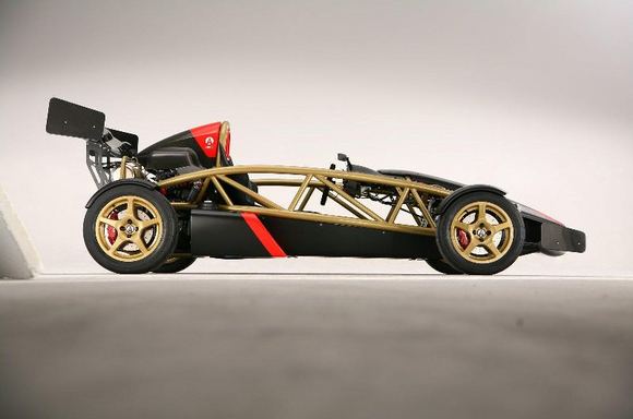 „Ariel Atom V8“.