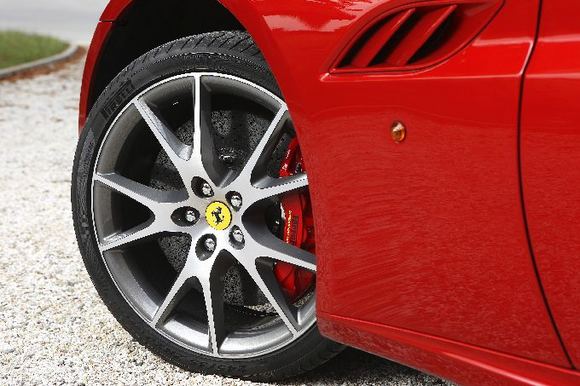 Paryžius. „Ferrari California“ su HELE sistema