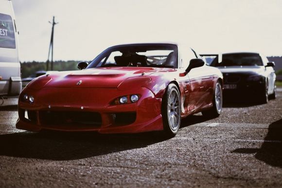 Algirdo Venskaus/waska.lt nuotr./„Mazda RX7“ vairu dešinėje pusėje dalyvaus „Omnitel 1000 km lenktynėse“