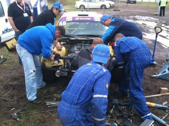 Žilvino Pekarsko/15min.lt nuotr./&bdquo;Rotoma Racing&ldquo; komandos mechanikai plu&scaron;a prie BMW M3
