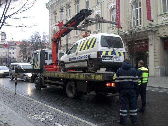 „Eismo kontrolės“ automobiliui prireikė pagalbos