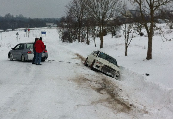 Kuriozas: Iš pusnies traukiamas Inesos Tushkanovos automobilis
