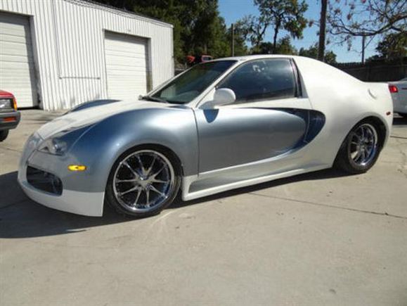 „Honda Civic“ pavirtęs prasta „Bugatti Veyron“ kopija