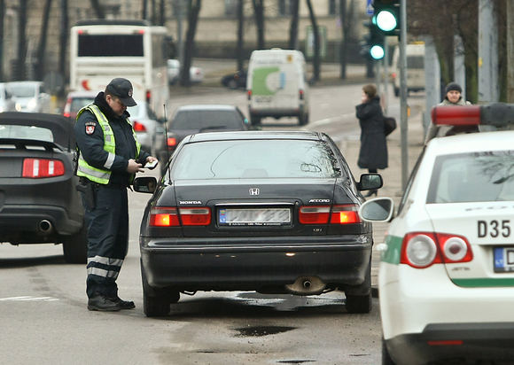 http://www.15min.lt/images/photos/616229/big/policijos-reidas-4f75a21e43d99.jpg