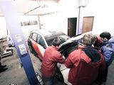 Tauro Tunylos/TaT nuotr./Mechanikai apžiūri ar saugiai atkeliavo jų komandos automobilis