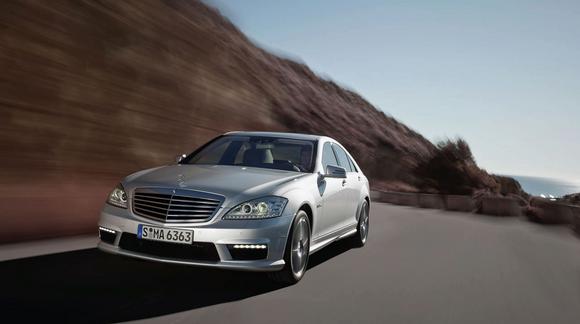 Atnaujinta „Mercedes-Benz S AMG“ serija nustebins galia.