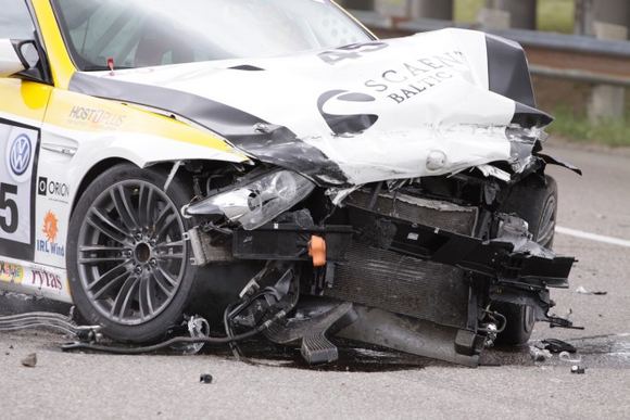Tomo Digaičio/GAZAS.LT nuotr./BMW M3 po kaktomu&scaron;os su betoniniais blokais