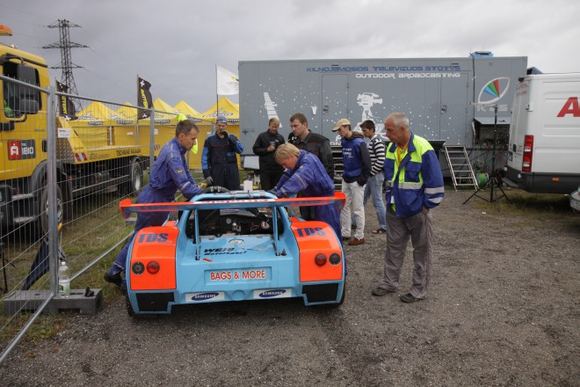 Žilvino Pekarsko/15min.lt nuotr./&bdquo;Bauer Racing&ldquo; lenktynės baigtos &ndash; užkalė &bdquo;AGM Kit Car&ldquo; variklis