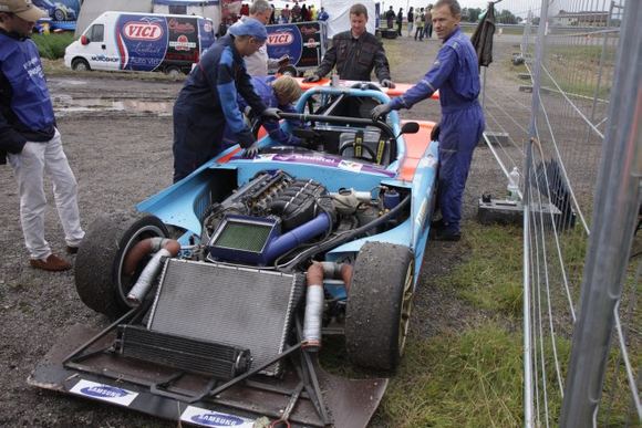 Žilvino Pekarsko/15min.lt nuotr./&bdquo;Bauer Racing&ldquo; lenktynės baigtos &ndash; užkalė &bdquo;AGM Kit Car&ldquo; variklis
