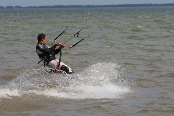 Kunigiškėse sportuojantys jėgos aitvarų mėgėjai vienus poilsiautojus piktina, kitus žavi. Tikimasi, jog skyrus erdves šiems sportininkams, problemų nebekils ir poilsiautojams.