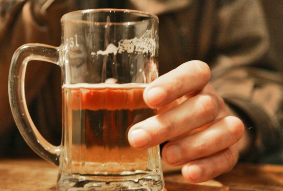 Visą parą veikiančias parduotuves pavertę barais verslininkai ir toliau legaliai prekiauja alkoholiu, o tokių barų klientai neretai kelia problemų gyventojams. 