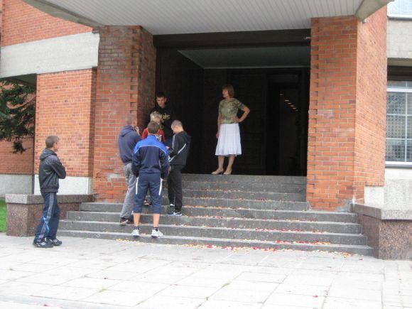 Prie santuokų rūmų saldainių ar pinigų prašinėjančius vaikus tenka drausminti Metrikacijos skyriaus darbuotojoms. Skyriaus vedėja G.Misevičienės sakė raginanti jaunavedžius gerai pagalvoti, ar verta skatinti tokį vaikų elgesį.