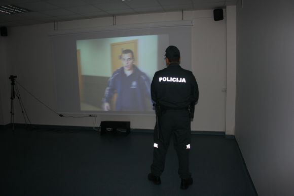 Nuo šiol Lietuvos policijos mokyklos kursantai turės galimybę treniruosis naudodamiesi realias situacijas imituojančia programa – lazeriniu treniruokliu.