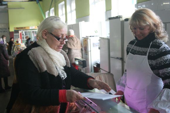 Senojo turgaus direktorė R. Kubilienė (k.) teigė kasdien bendraujanti su prekeiviais ir pranešanti jiems apie būsimus pokyčius. 