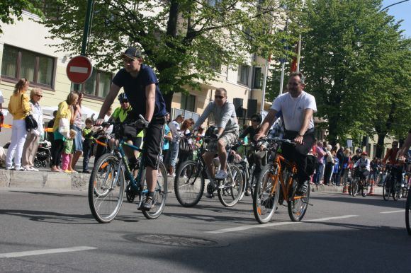 Pervažiuoti per miestą dviračiu įmanoma, bet tam kartais reikia  ir akrobatinių sugebėjimų tose vietose, kur nėra nuvažiavimų ar dviračių takas pasibaigia stačiais laiptais.